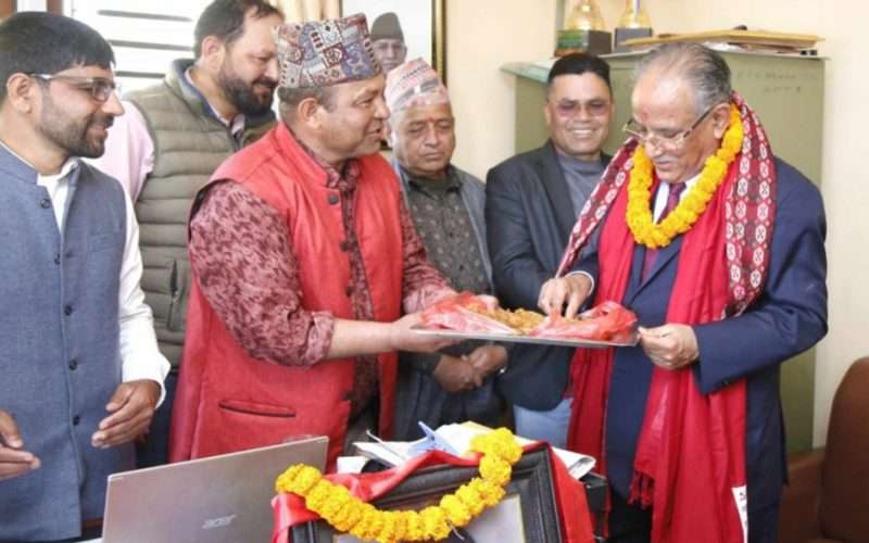 शंखरापुरका प्रचण्डलाई दिए कोसेलीमा सख्खर।